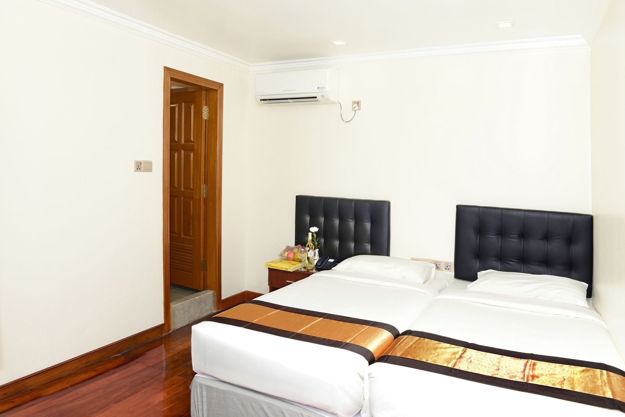 Hotel Bond Yangon Luaran gambar